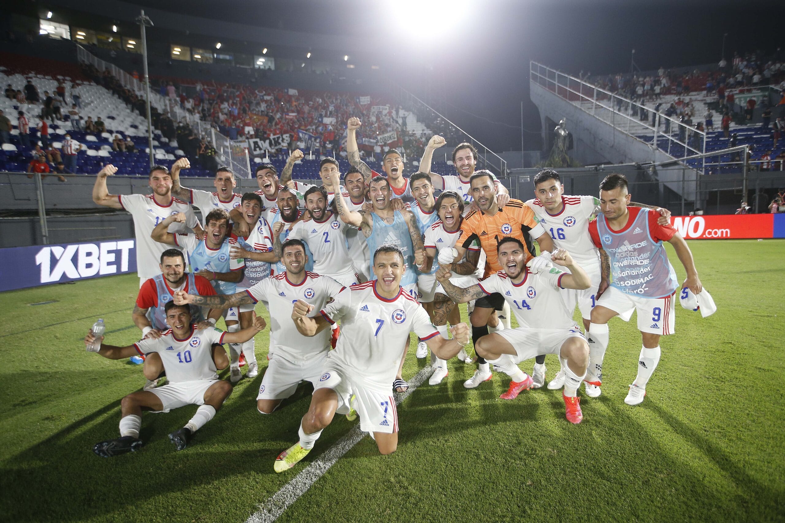 Los jugadores de Chile que están al borde de la suspensión