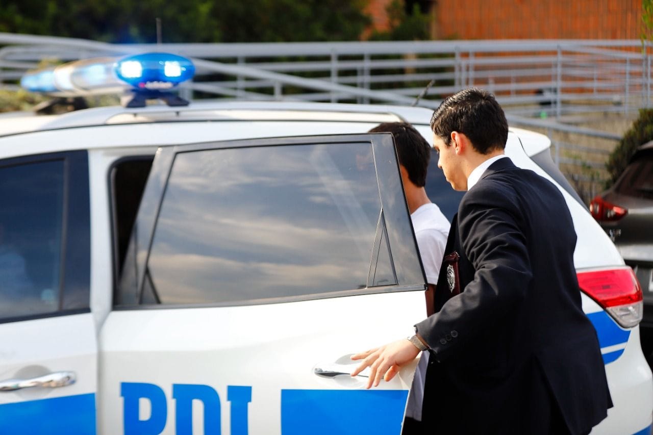 PDI detuvo a sujeto en Lota tras asaltar a local con arma blanca en otra región