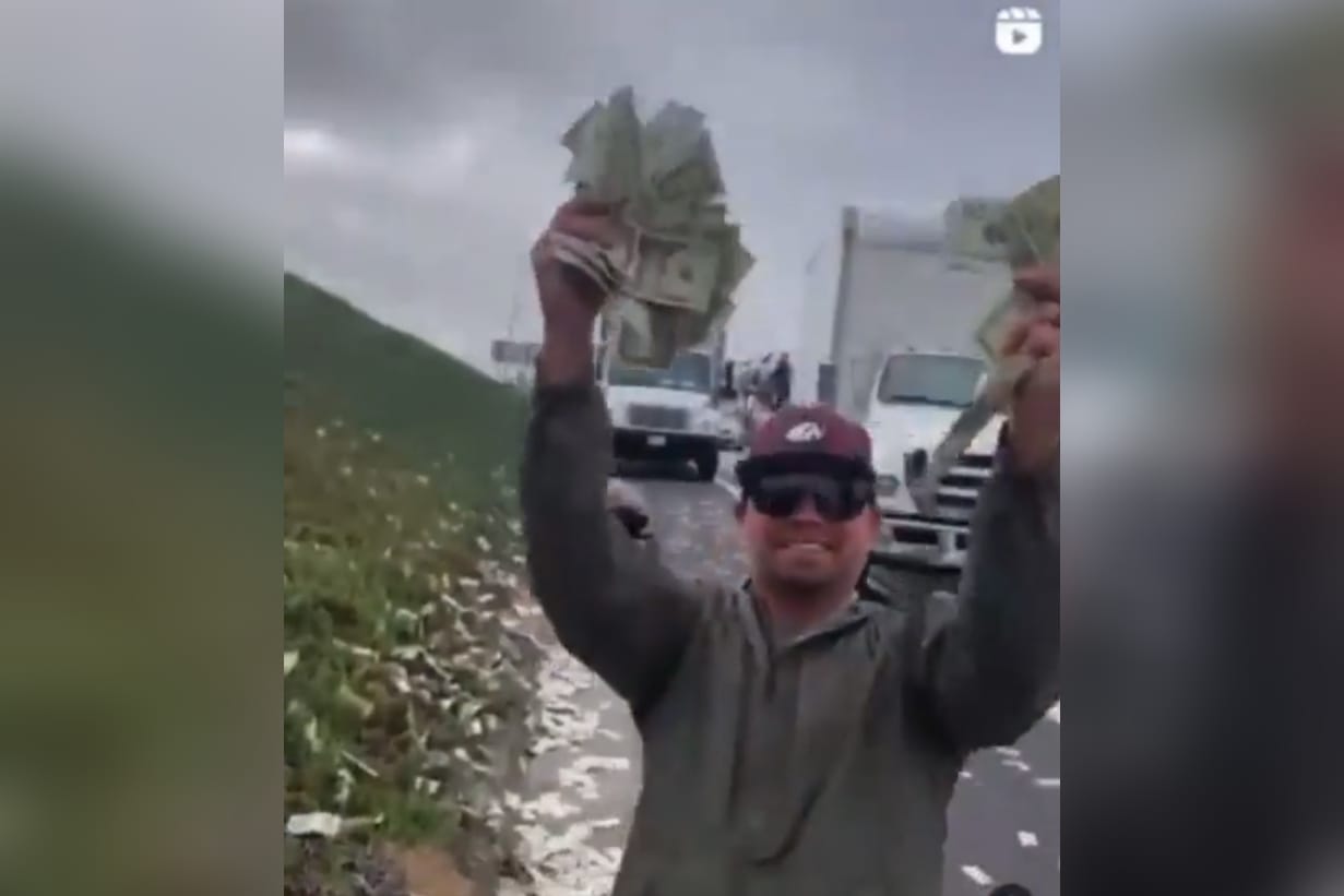 Furgón blindado dejó caer fajos de billetes y conductores enloquecen