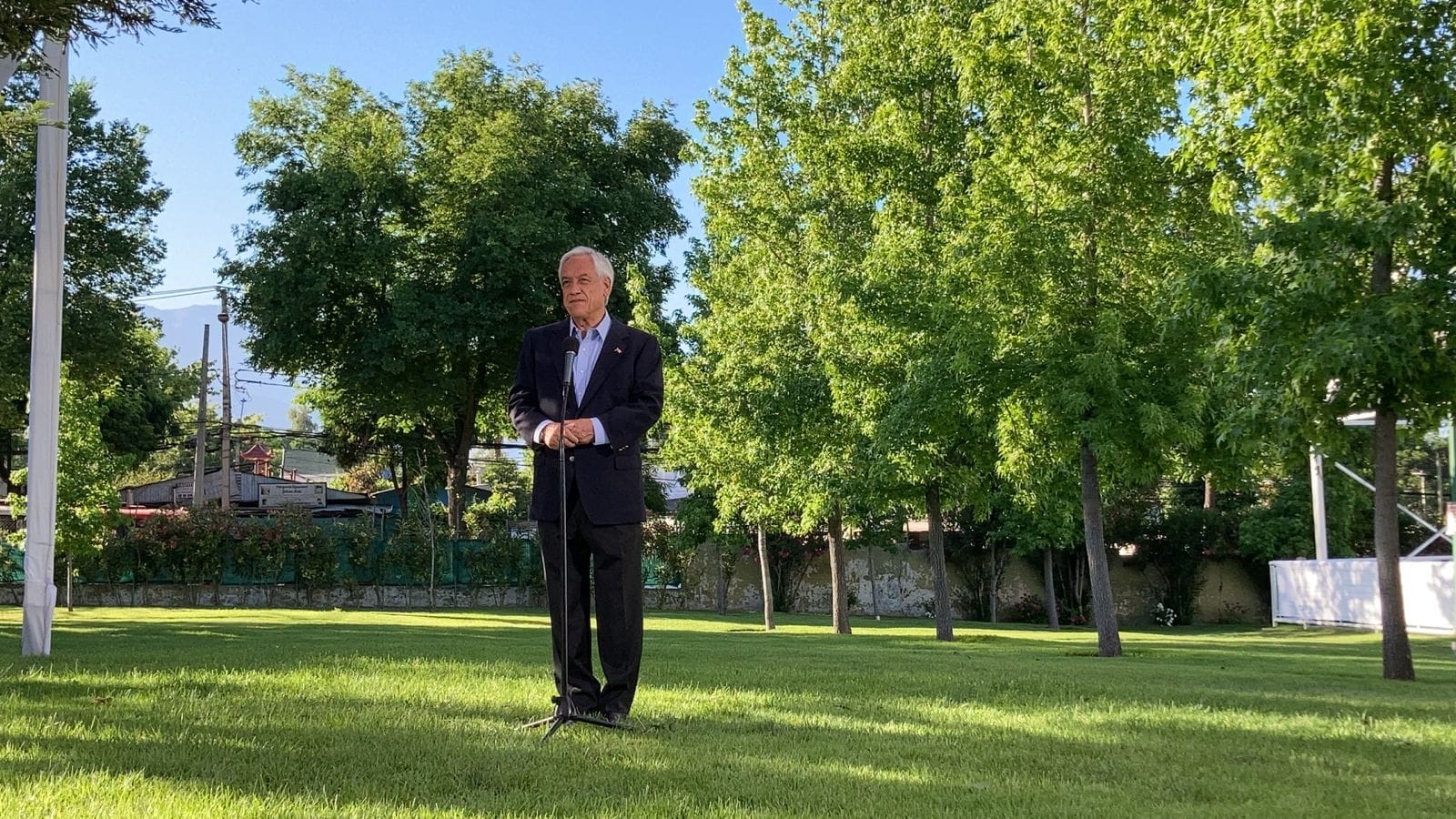 Presidente Sebastián Piñera llegó muy temprano para emitir su voto
