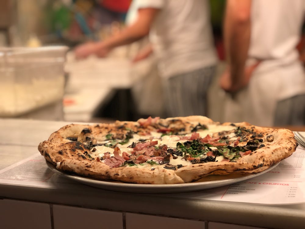 Hombre metió hojas de afeitar en las pizzas para vengarse de la empresa