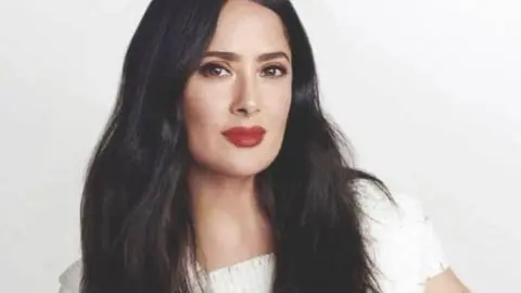 Salma Hayek se lució en redes con fotografías en traje de baño