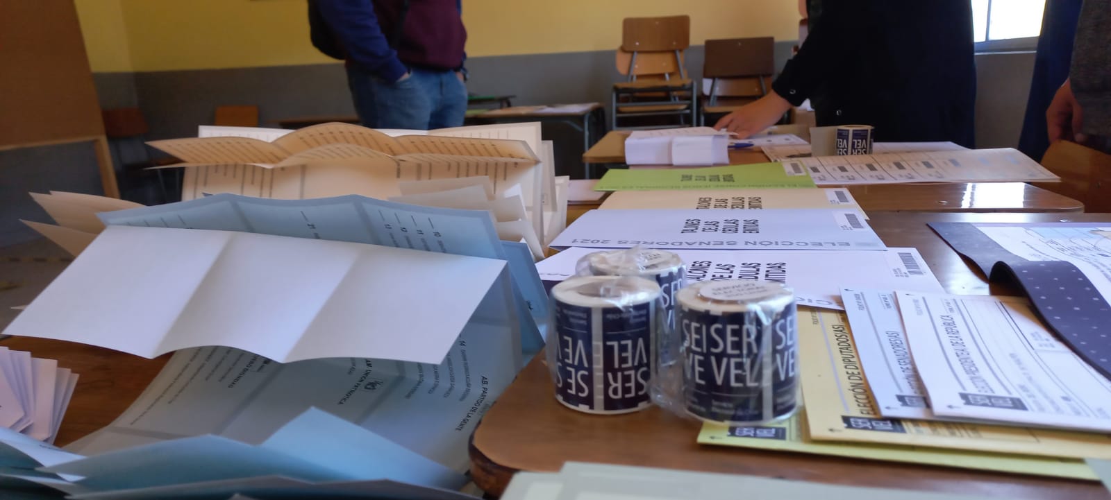 Carabinero es detenido tras ser acusado de grabar bajo la falda de joven en local de votación
