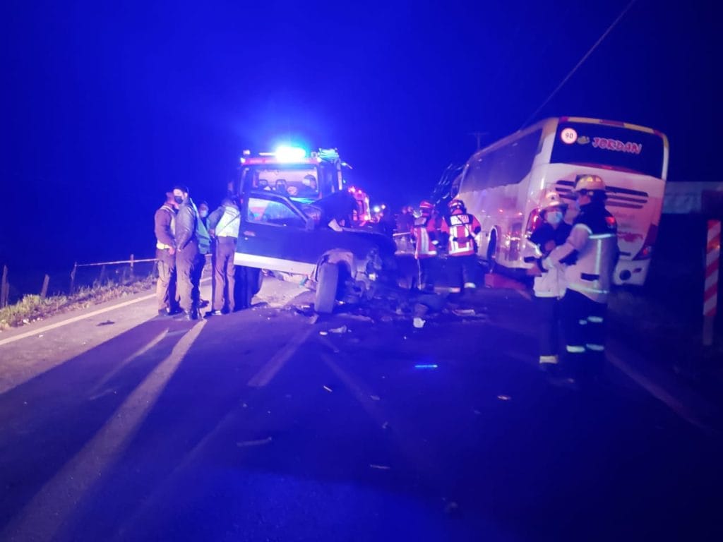 Un conductor falleció tras una colisión frontal entre camioneta y bus en la ruta P-20