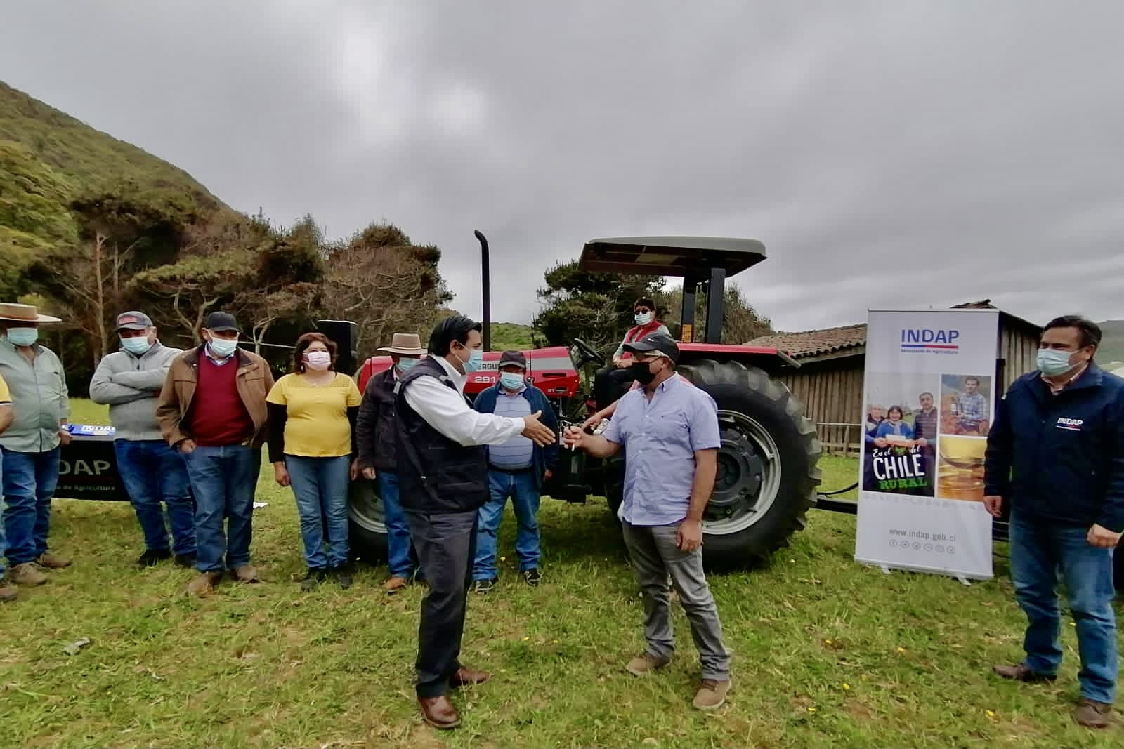 Indap concreta entrega de maquinaria e incentivos productivos a agricultores de Arauco