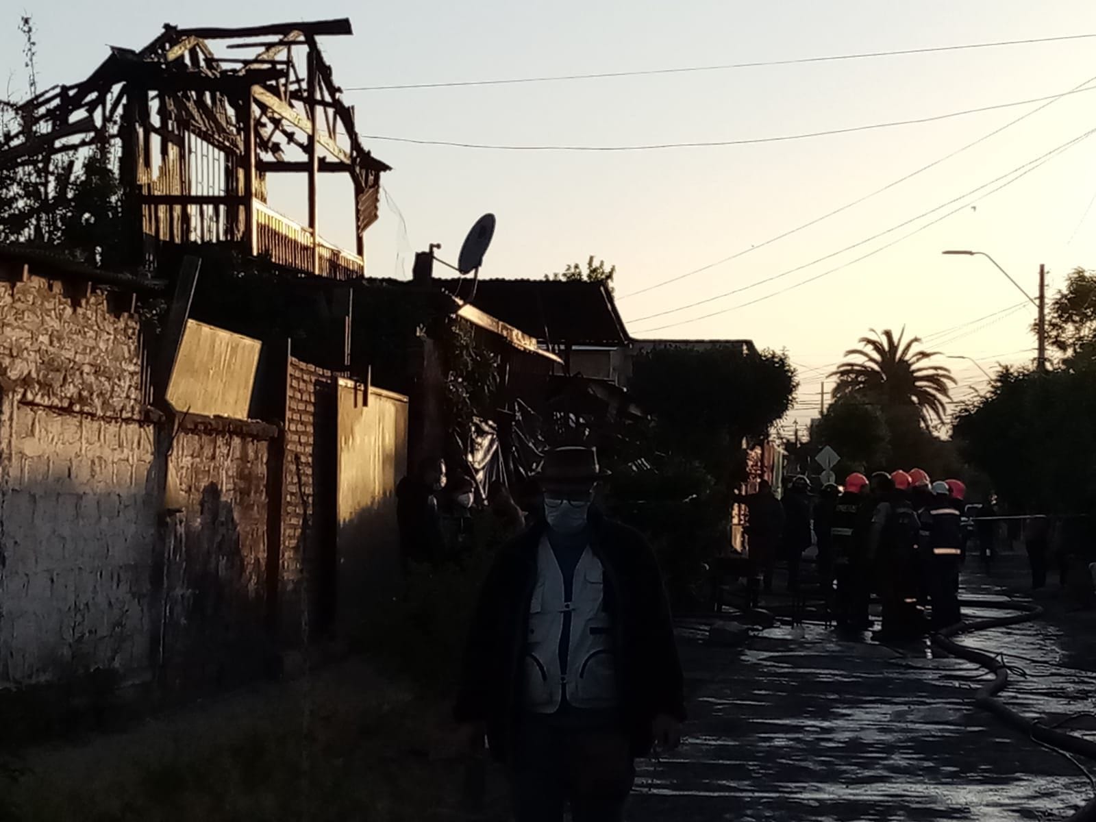 Cinco muertos y dos desaparecidos deja violento incendio en Cerro Navia