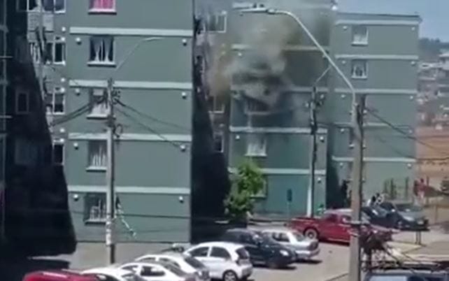 Rescataron a una persona atrapada en el edificio que se incendió en Talcahuano