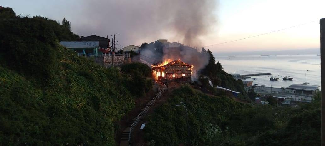 Incendio destruyó antigua vivienda del Cerro Cornou de Talcahuano