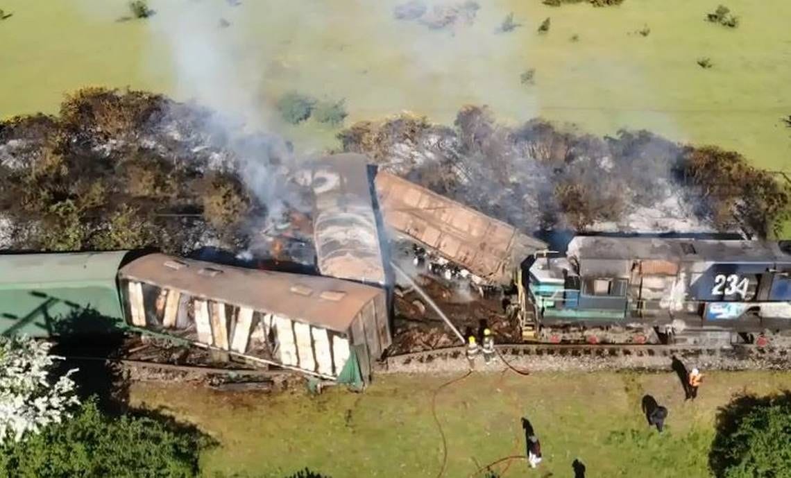 Tren se descarrila y termina quemado tras sabotaje a línea férrea en Victoria