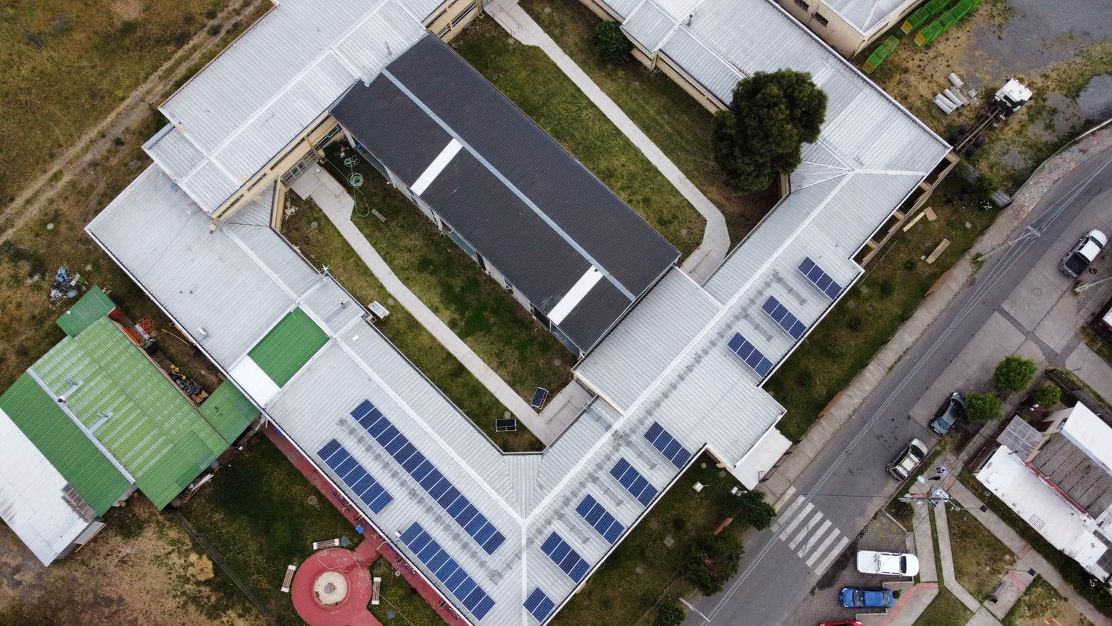 Inauguran techos solares en liceo de Negrete que permitirá ahorro de $2 millones al año