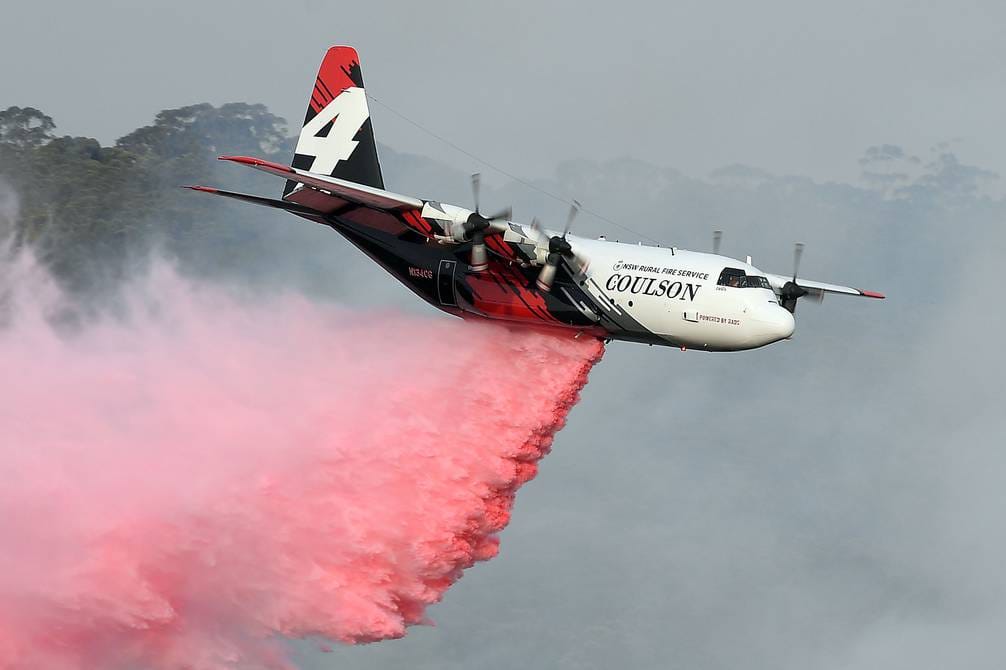 Avión C-130 llega hasta Quillón para combatir el enorme incendio forestal