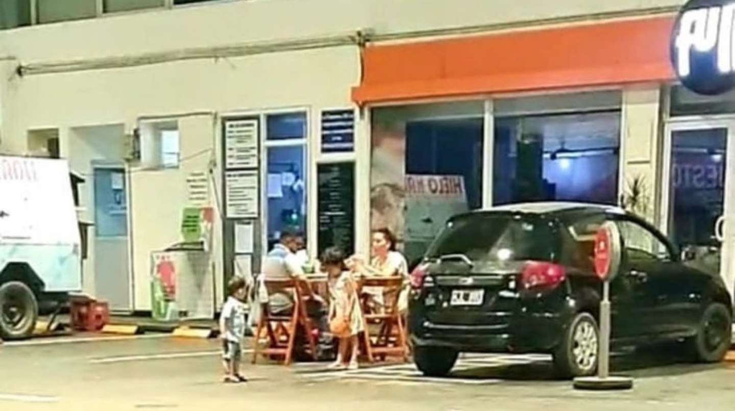 Hombre debió trabajar en Navidad y su familia le acompañó: Armaron mesa para la cena