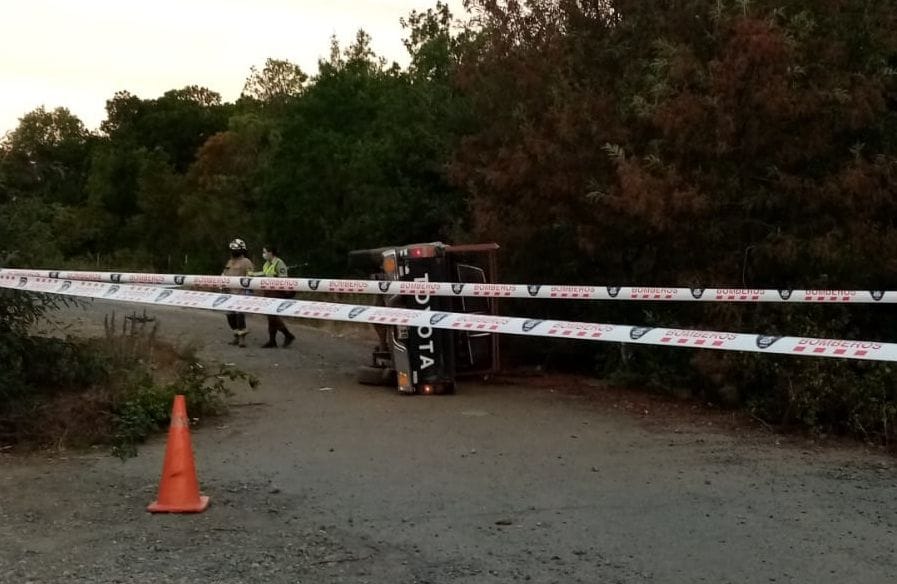 Una mujer fallecida y dos lesionados dejó volcamiento de vehículo en Antuco