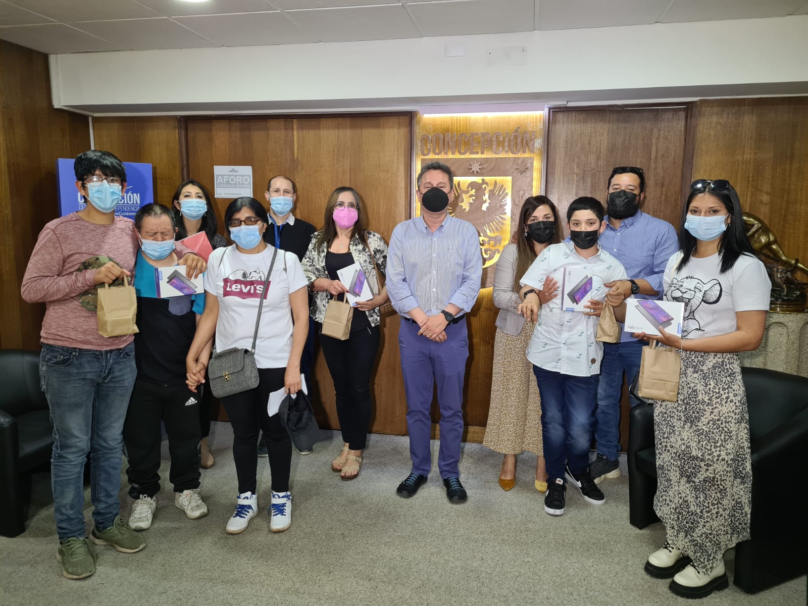 Concepción: Personas en situación de discapacidad reciben localizadores GPS y tablets