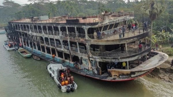 Incendio en un ferri dejó más de 30 muertos y centenar de heridos
