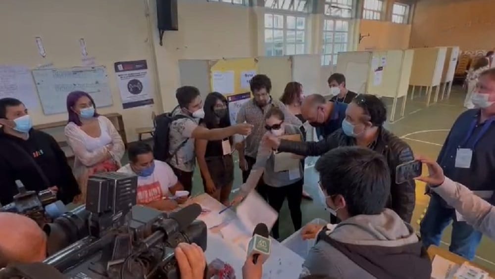 Tenso conteo de votos protagonizan apoderados de mesa en Concepción