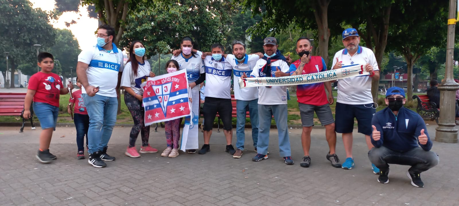 Hinchas de la Universidad Católica celebran en el Gran Concepción