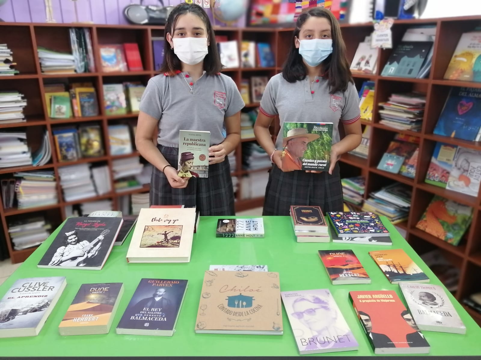 Entregan colección de 50 libros sobre cultura rural a escuela de Laja
