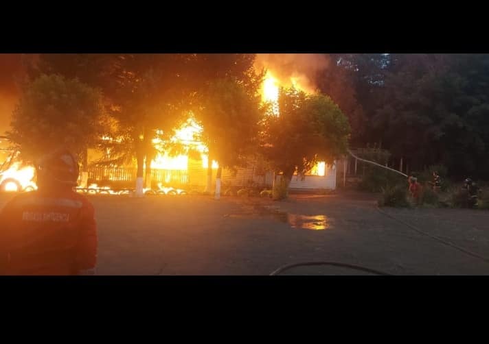 Analizan alternativas de reconstrucción tras incendio que consumió escuela en Los Ángeles