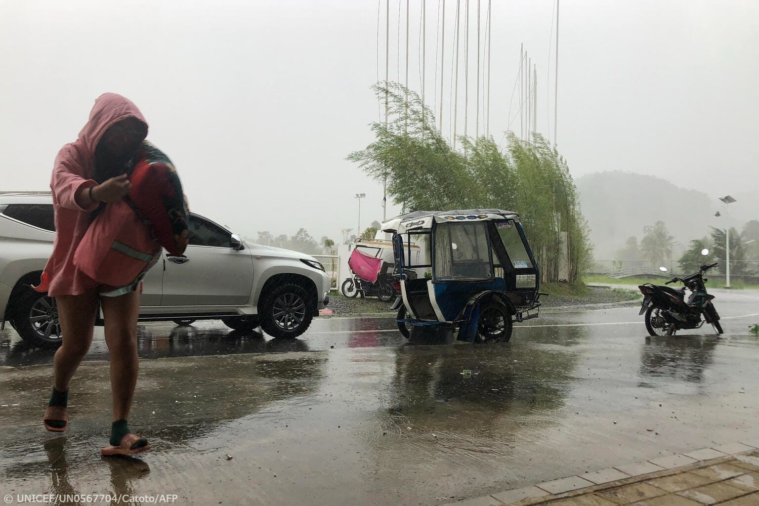Un muerto y 300 mil evacuados por Tifón Rai: Arrasó zona central de Filipinas