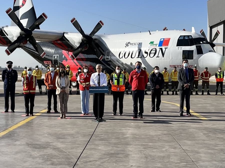 15 mil litros de agua y 8 horas de viaje autónomo: El nuevo avión que combatirá incendios en Chile