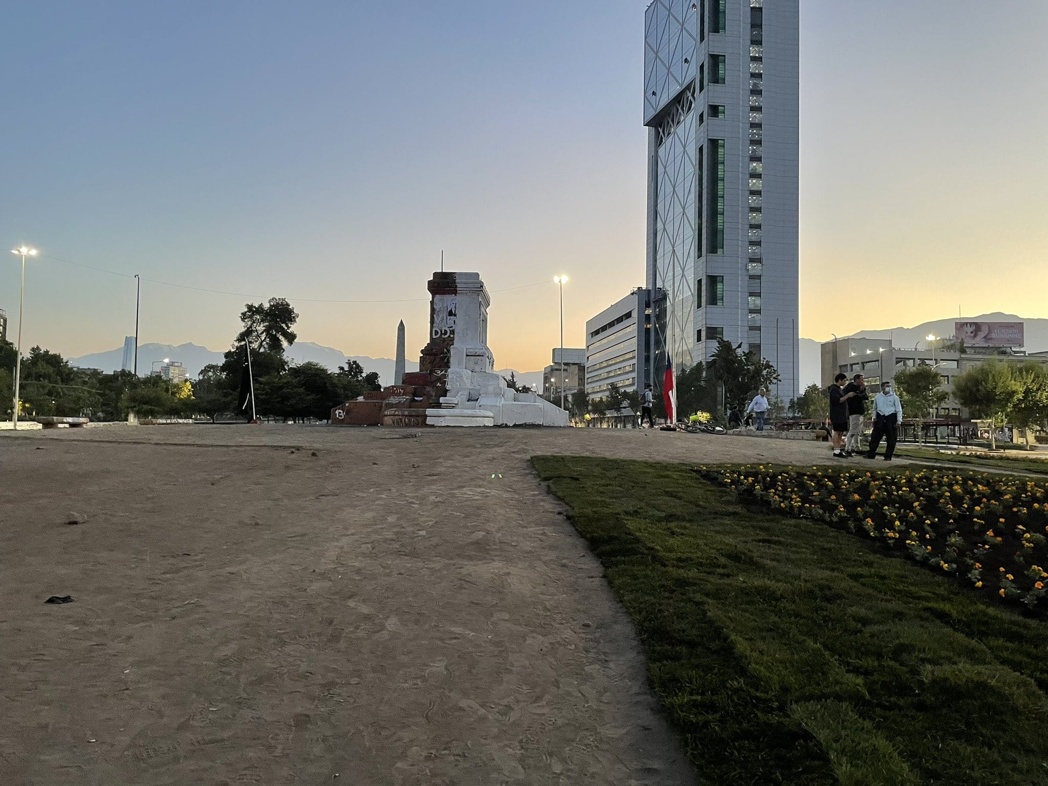 Partidarios de José Antonio Kast remodelaron la mitad de Plaza Italia