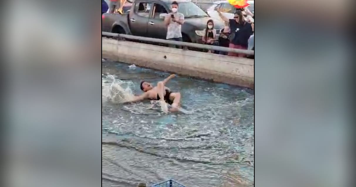 Celebración en ‘Paicarrera’: Hombre “nadó” en pileta de Rotonda Paicaví de Concepción