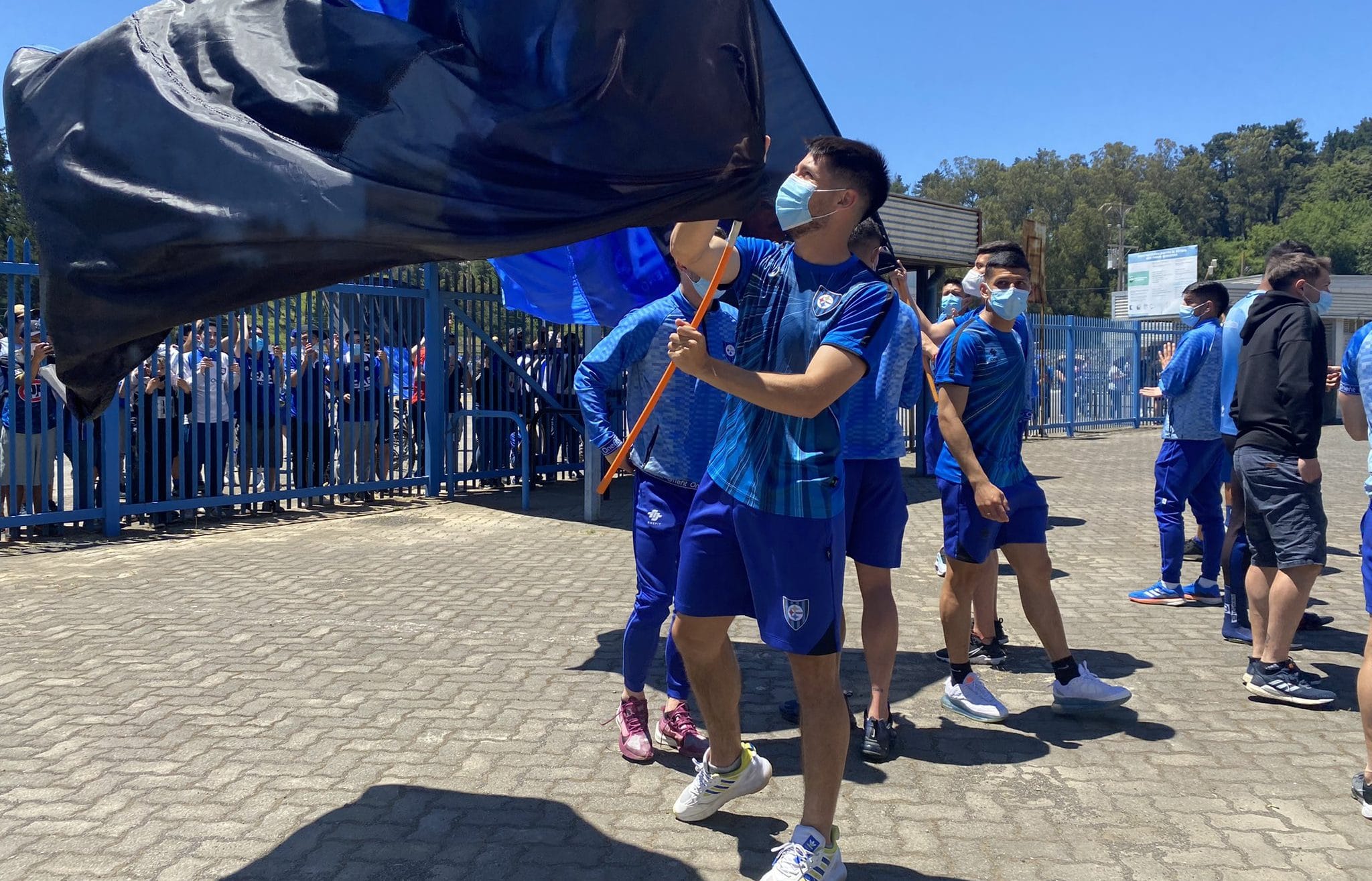 La hinchada apoyó a Huachipato con un gran banderazo