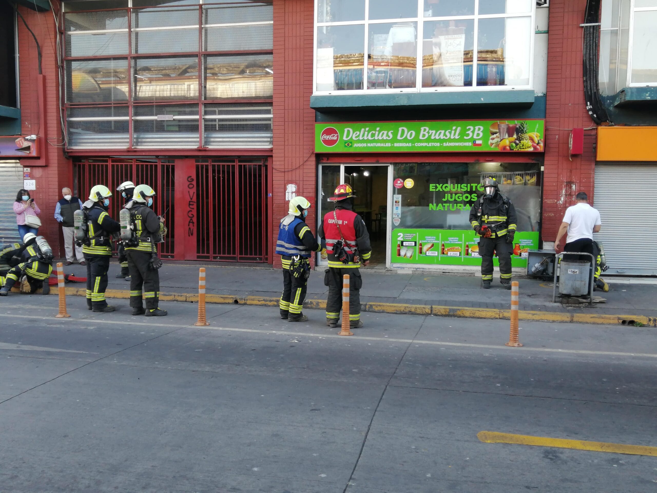 Bomberos trabaja en presunta fuga de gas en pleno centro de Concepción