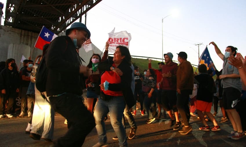 Triunfo de Boric generó multitudinario festejo en el Puente Perales de Talcahuano
