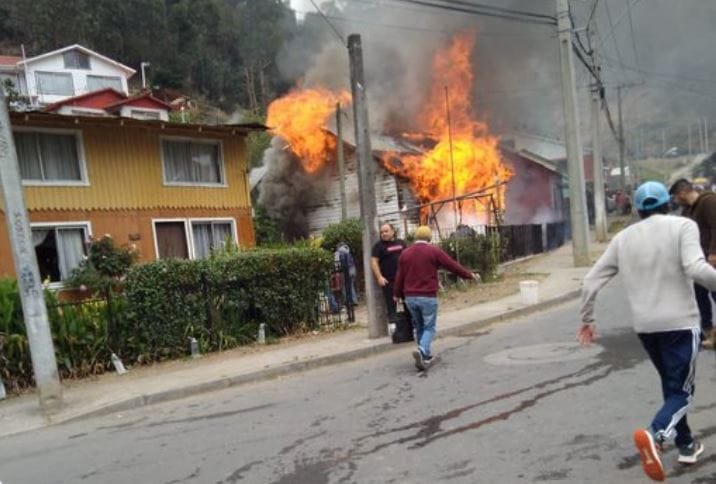 Una persona de 51 años murió al interior de casa que se quemó en caleta Tumbes