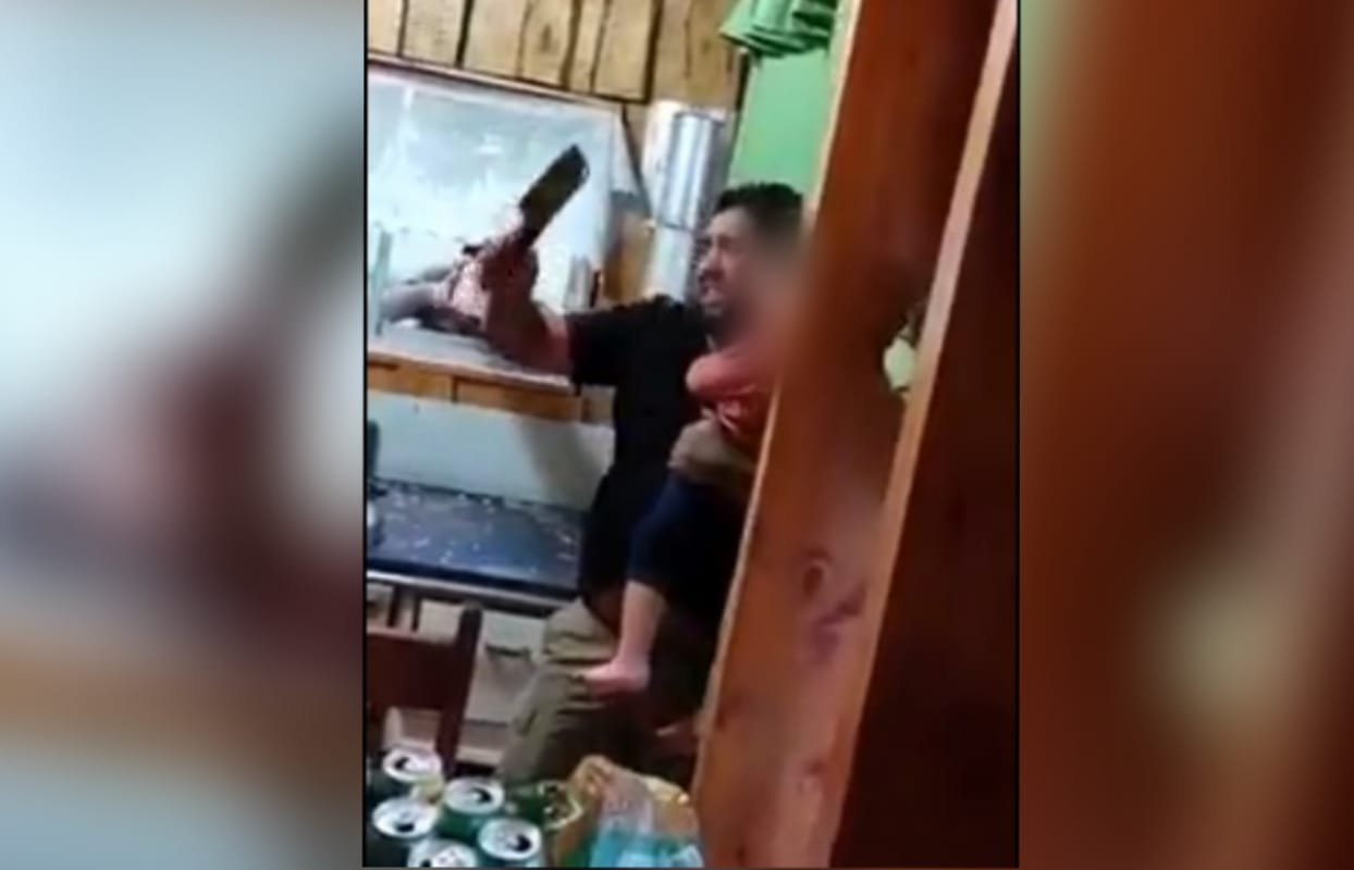 Conmoción en Cañete: Hombre denunciado por VIF repelió a carabineros con machete y su hija en brazos
