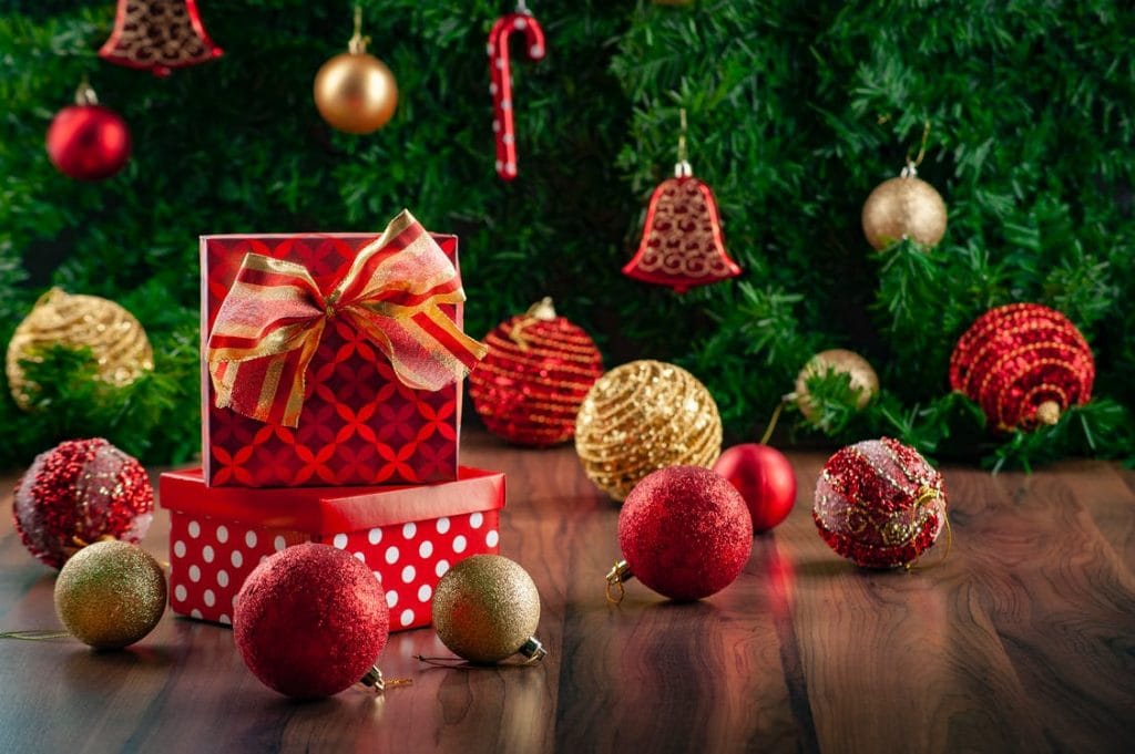 Mujer descubrió que pareja se mudó a su casa y la decoraron para Navidad