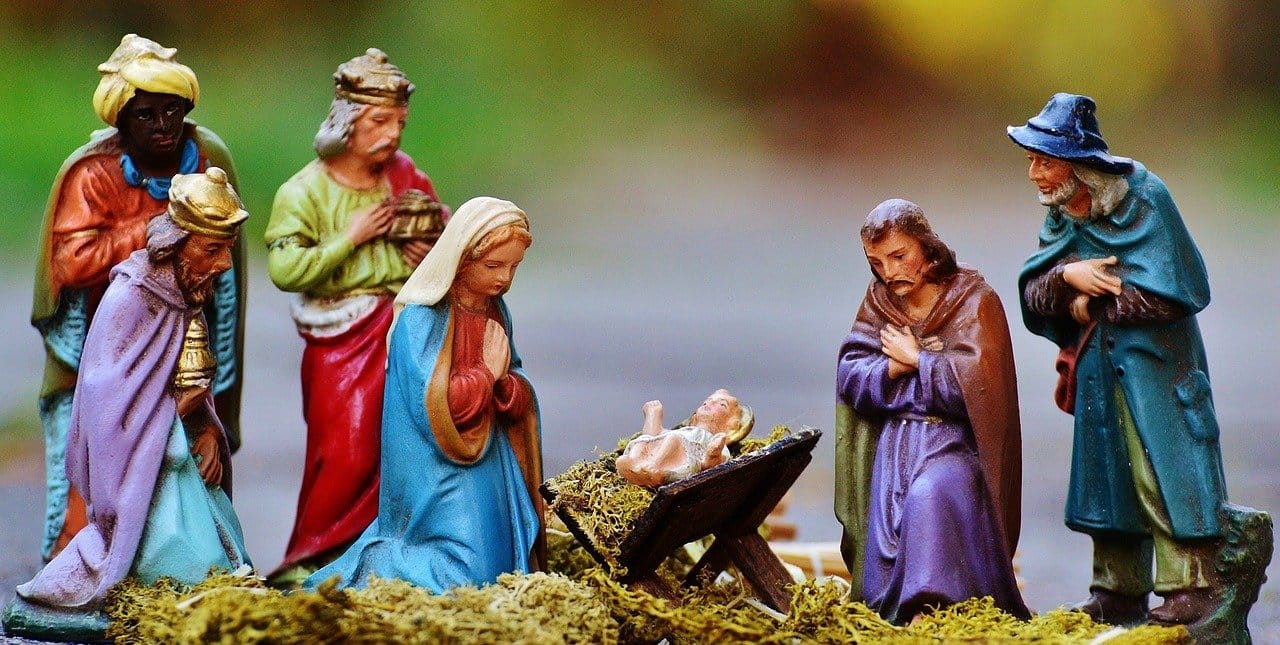 Denuncian a pastelería por instalar pesebre con figuras de genitales