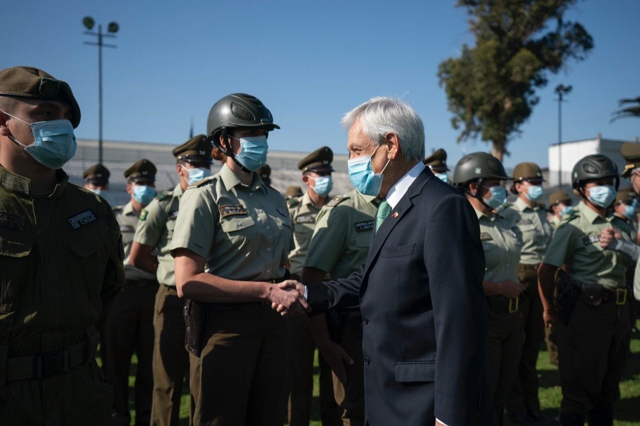 Piñera firma proyecto de ley que extiende carrera de Carabineros