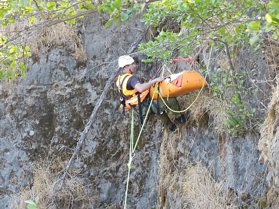 Cinematográfico rescate de mujer que cayó desde 14 metros en cascada del Saltos del Laja