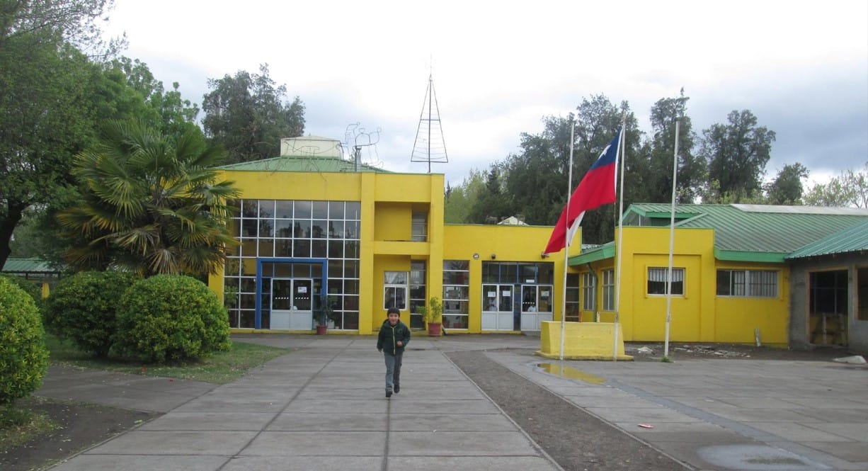 Habilitan escuela básica de Quillón como albergue para afectados por incendios forestales