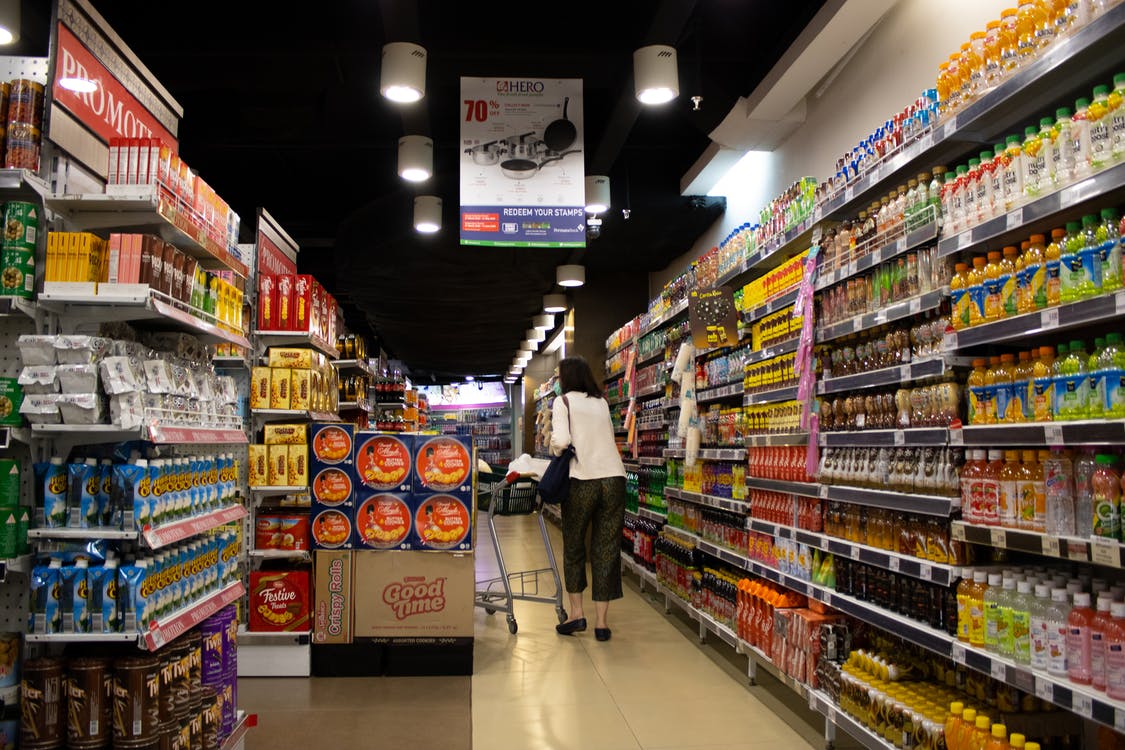 Mujer alquila supermercado para comprar por su fobia a los gérmenes