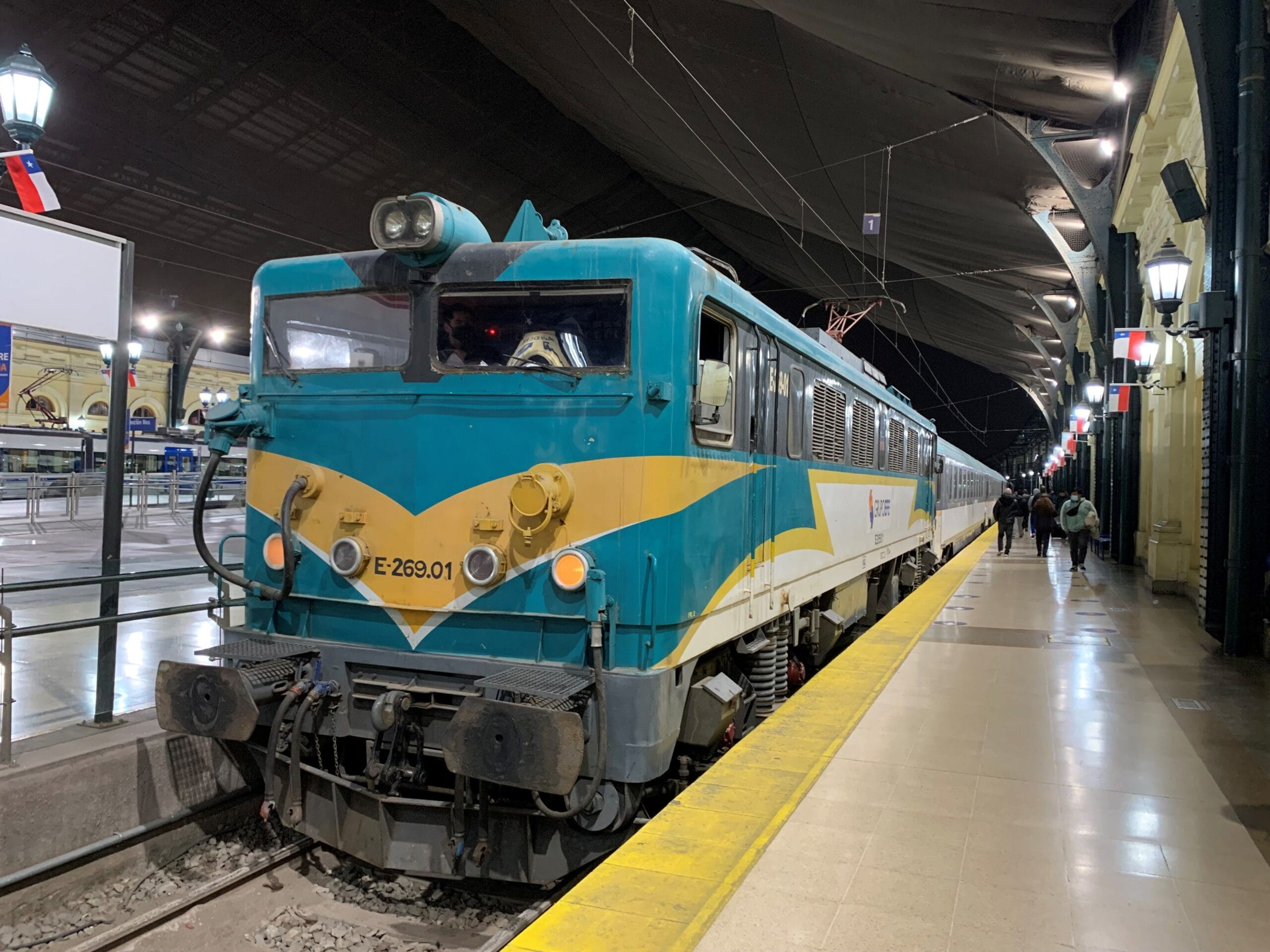 Primer tren nocturno de Concepción a Santiago pudo llegar sólo a Teno: Pasajeros debieron seguir en bus