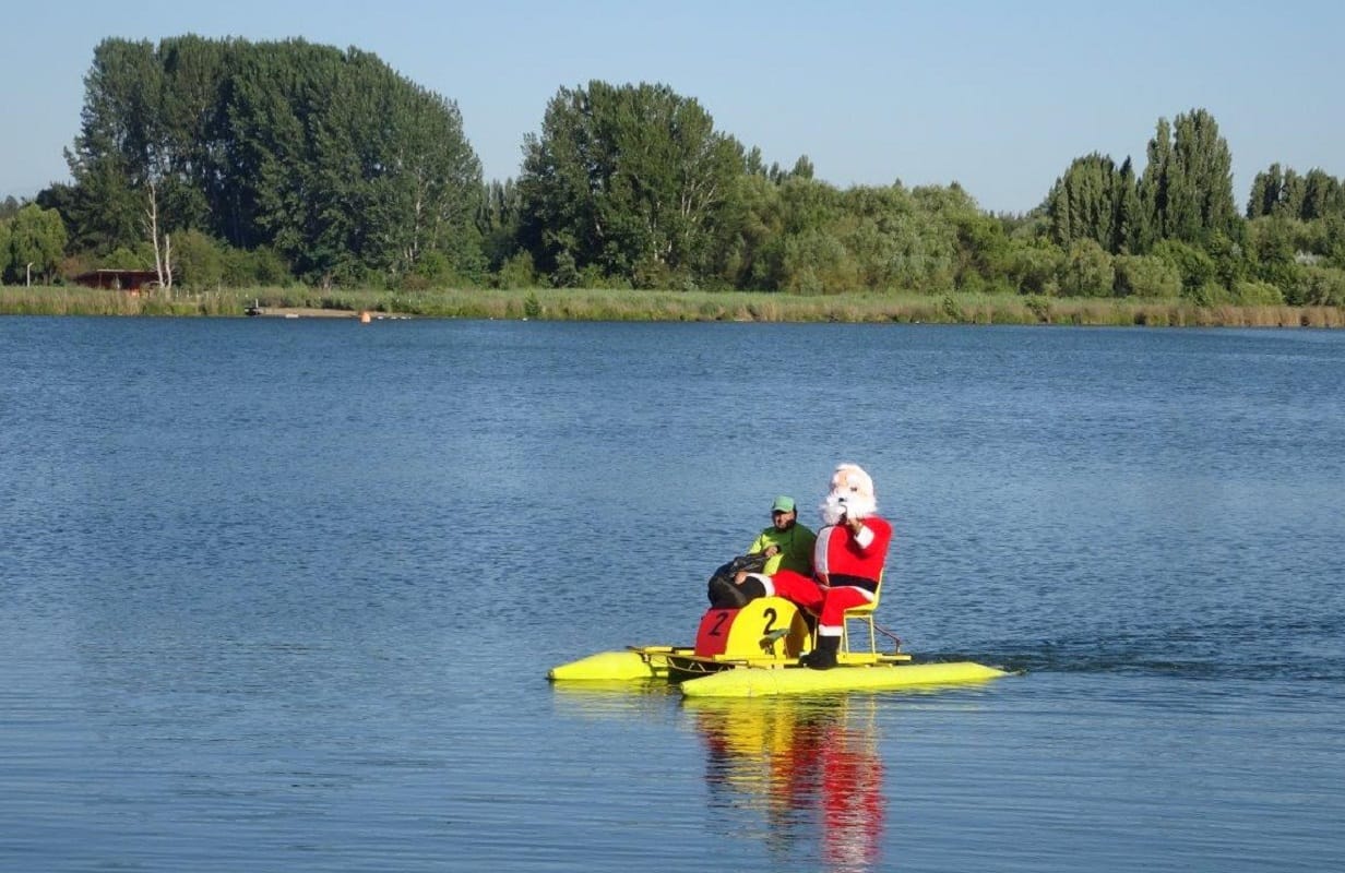 Viejito Pascuero dejó trineo y se subió a bote para celebrar junto a vecinos de Quillón