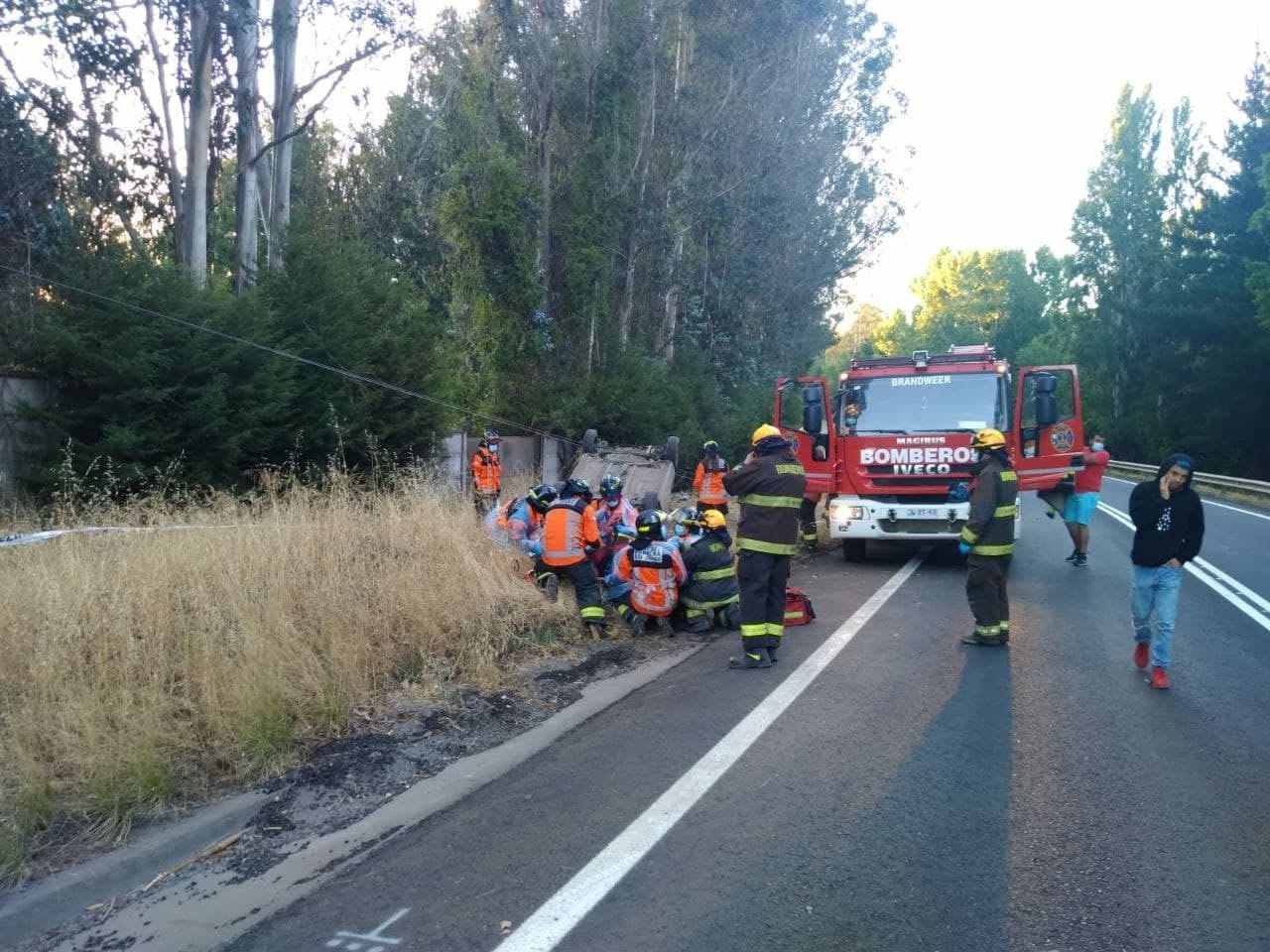 Mujer muere en volcamiento de vehículo en la Ruta de la Madera
