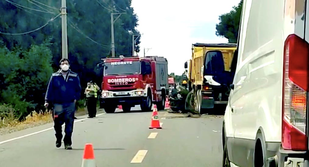 Dos fallecidos dejó colisión de automóvil con un camión en Región del Biobío