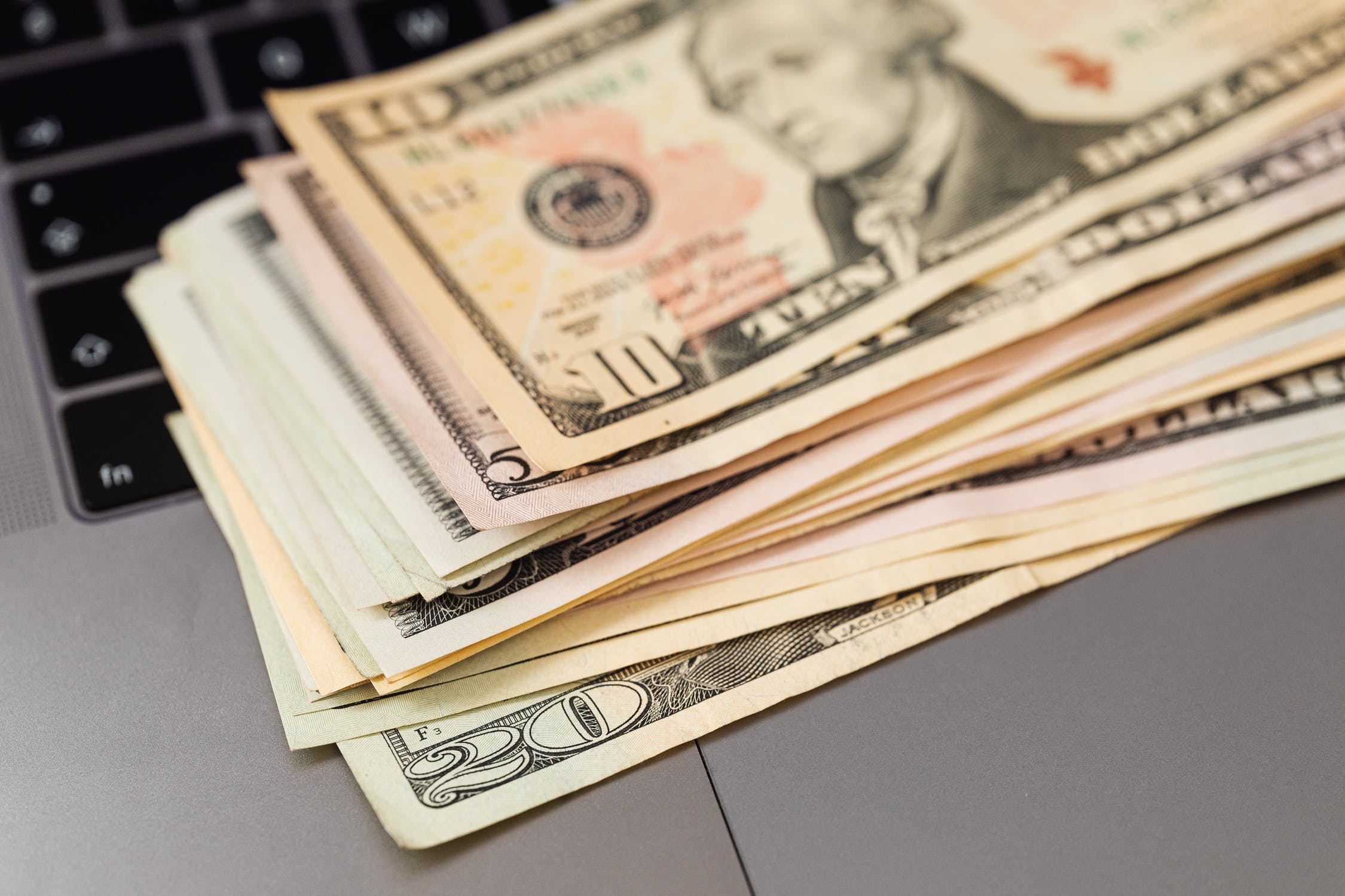 Hombre pidió dinero para ayudar a su empresa: La gastó en lujosas compras