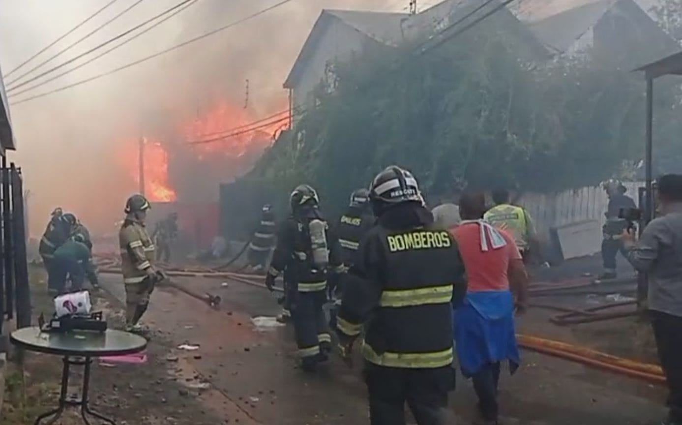 Decretan alerta roja por incendio forestal que afecta viviendas en Castro