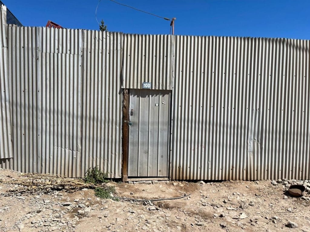 Rescatan a hermanos que fueron abandonados y encerrados en una casa
