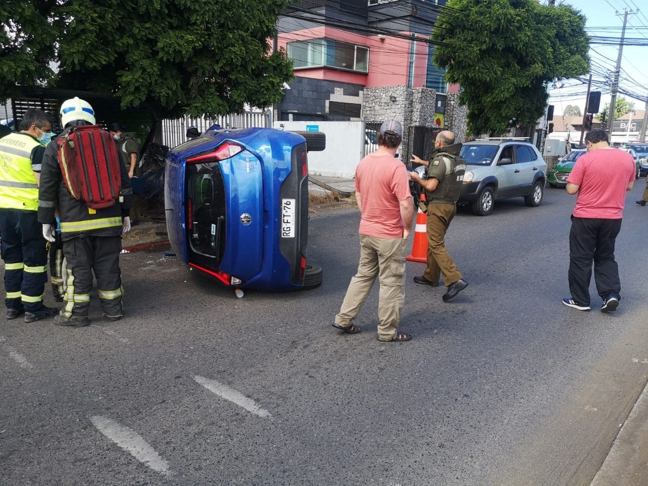 Persona quedó atrapada tras volcamiento en San Pedro de la Paz