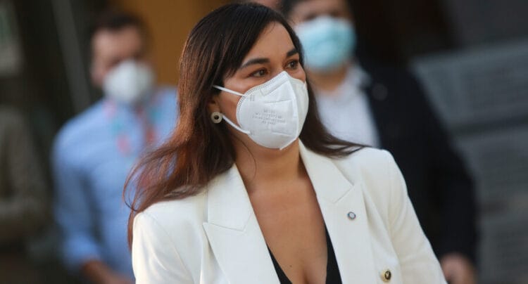 Izkia Siches es contacto estrecho de positivo a Covid-19: Deberá hacer cuarentena