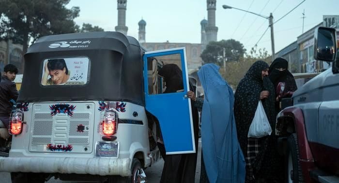 Talibanes prohíben a las mujeres viajar largas distancias sin un acompañante hombre
