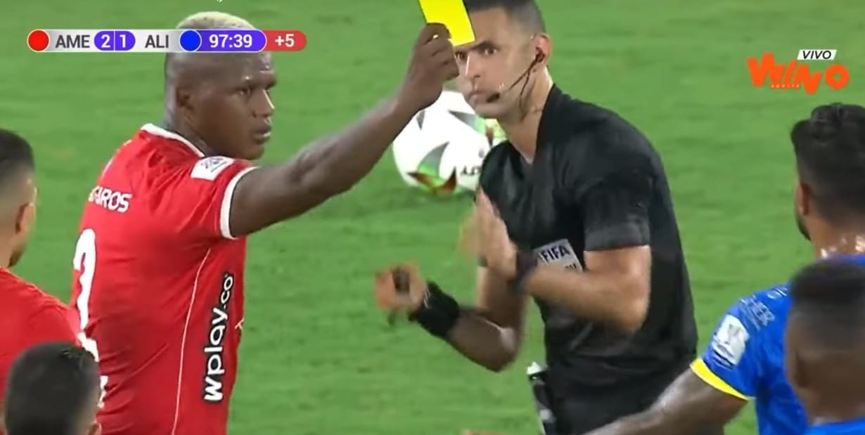 Insólito: Futbolista quitó tarjeta amarilla a árbitro para mostrársela a otro jugador