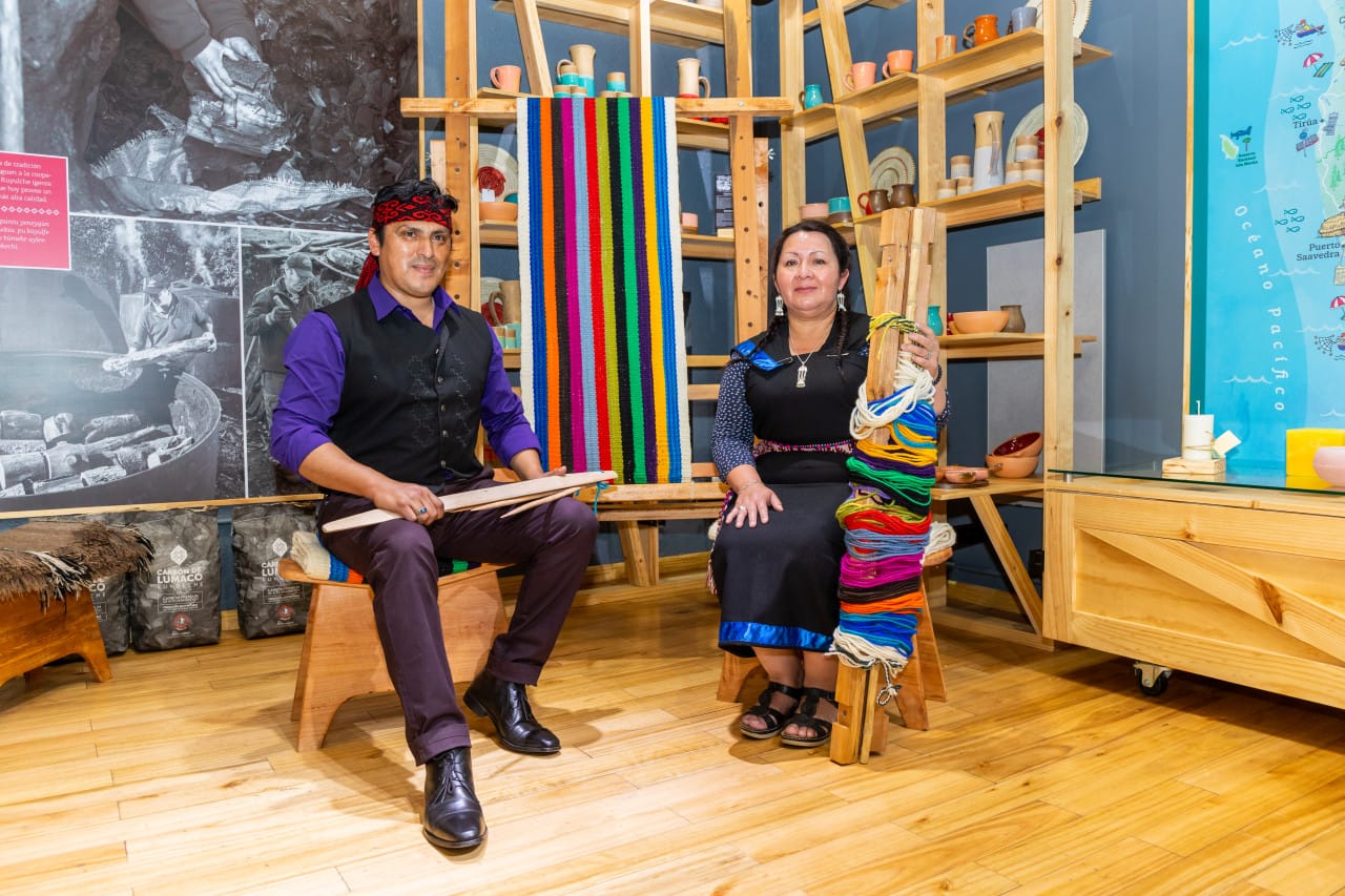 El telar más grande del mundo será mapuche: tejedoras y tejedores mapuches romperán Récord Guinness